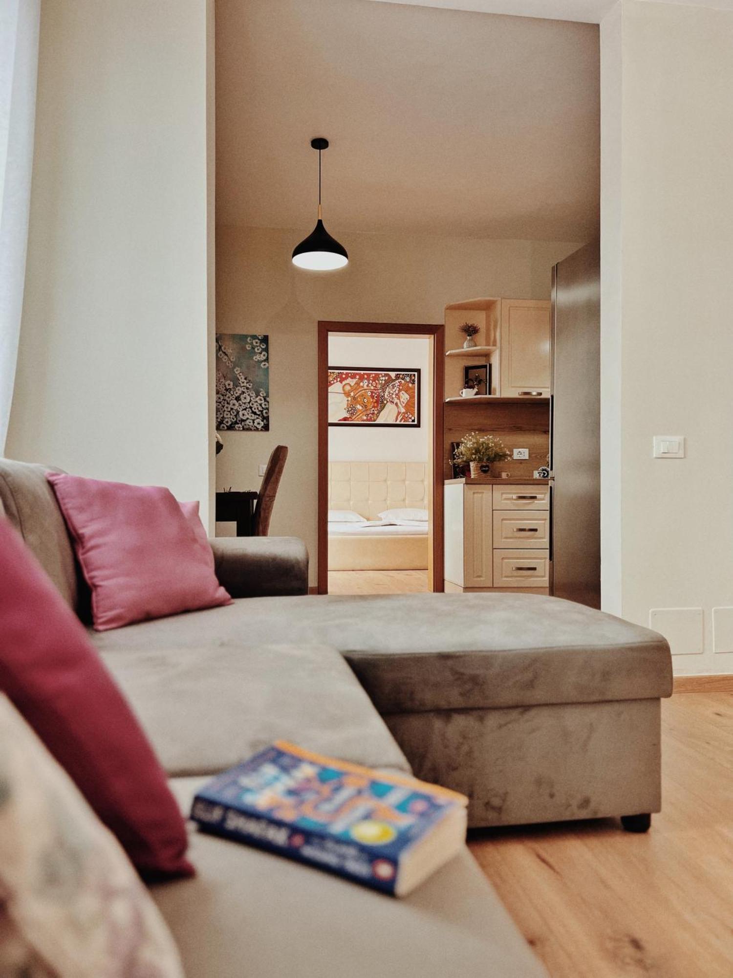 Cozy Rooftop Apartment - Your Home, Away From Home! Тирана Екстер'єр фото