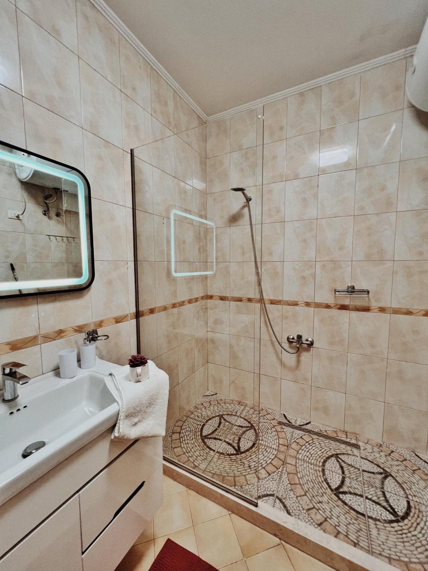 Cozy Rooftop Apartment - Your Home, Away From Home! Тирана Екстер'єр фото